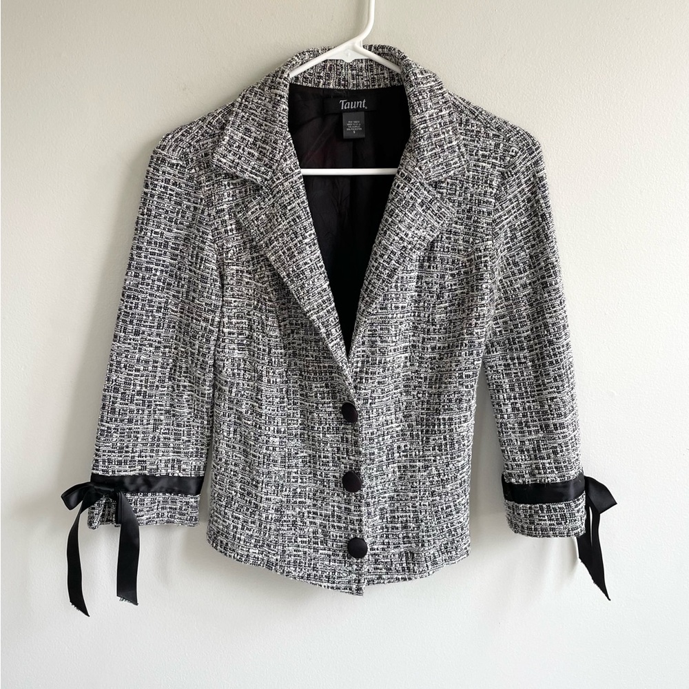 TAUNT BLACK WHITE BOUCLE FITTED JACKET BOWS BUTTONS LOW NECK COLLAR LINED